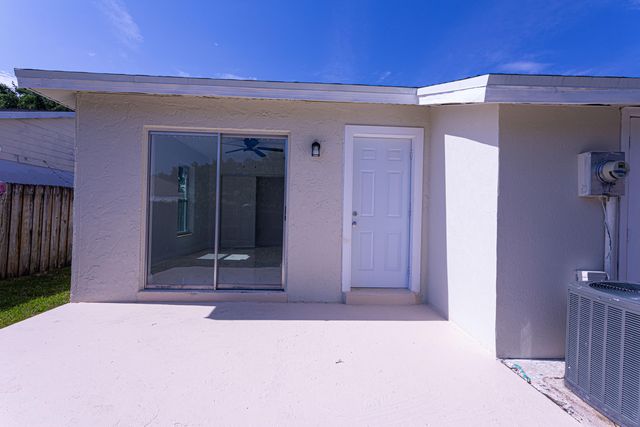 5815 S 38th Street, Greenacres, FL 33463