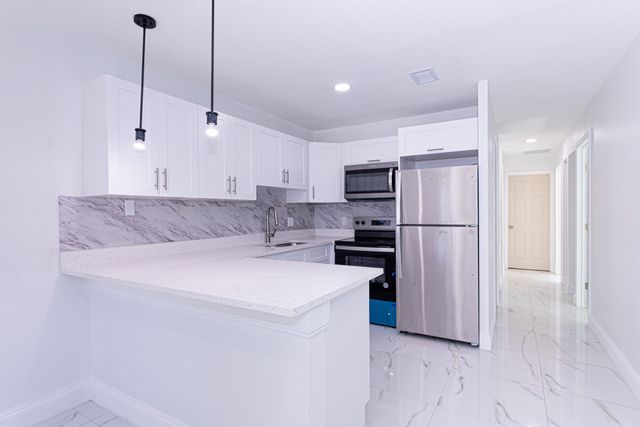 5815 S 38th Street, Greenacres, FL 33463