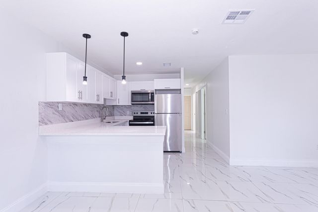 5815 S 38th Street, Greenacres, FL 33463