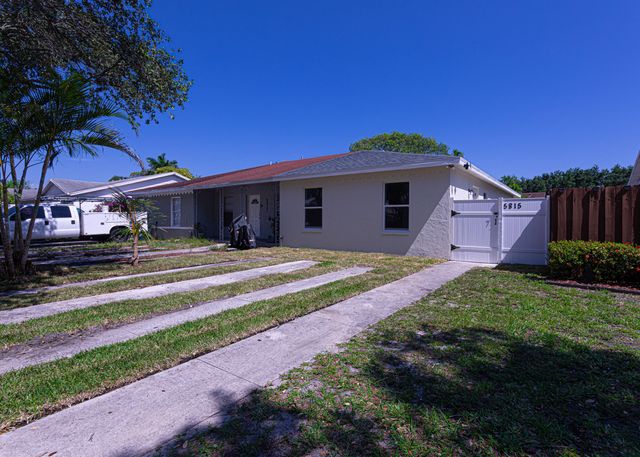 5815 S 38th Street, Greenacres, FL 33463