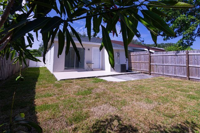 5815 S 38th Street, Greenacres, FL 33463