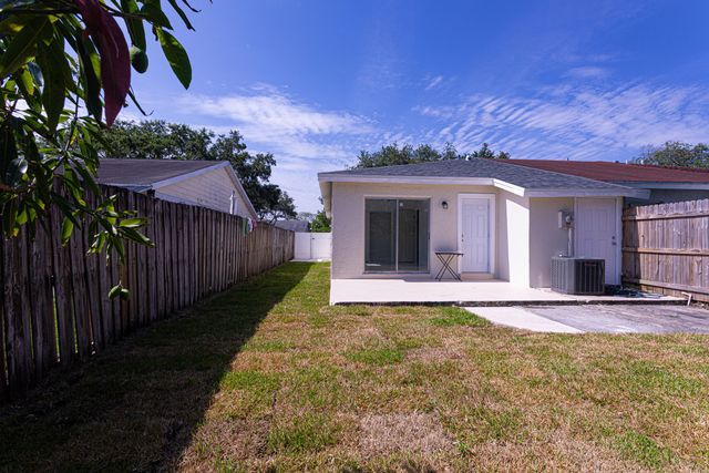 5815 S 38th Street, Greenacres, FL 33463