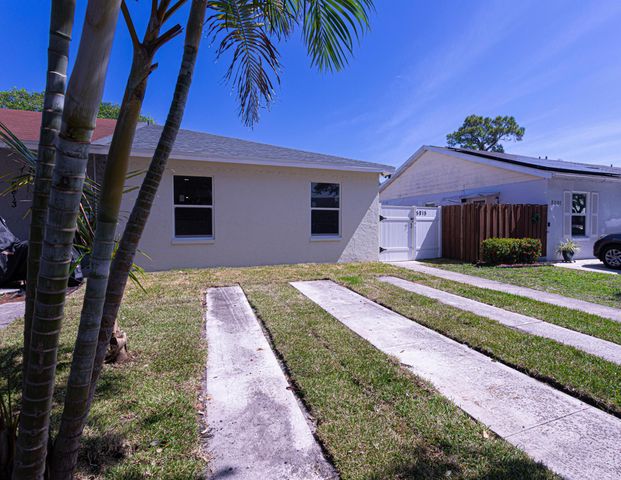 5815 S 38th Street, Greenacres, FL 33463