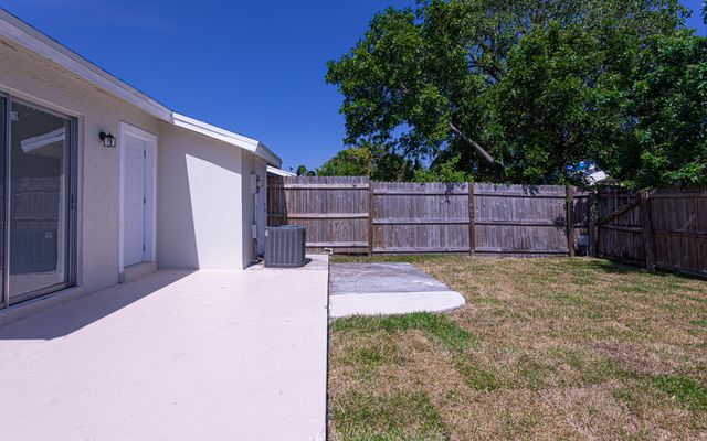 5815 S 38th Street, Greenacres, FL 33463