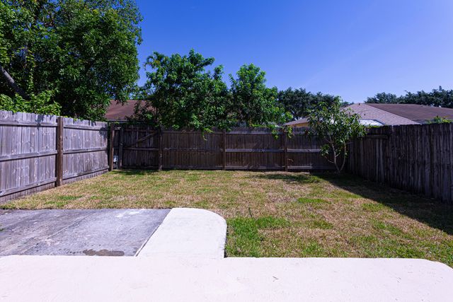 5815 S 38th Street, Greenacres, FL 33463