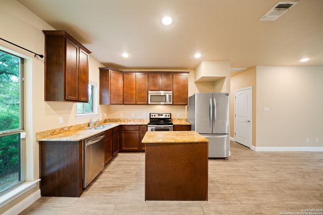 635 BLUFFSIDE DR, New Braunfels, TX 78130