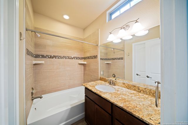 635 BLUFFSIDE DR, New Braunfels, TX 78130