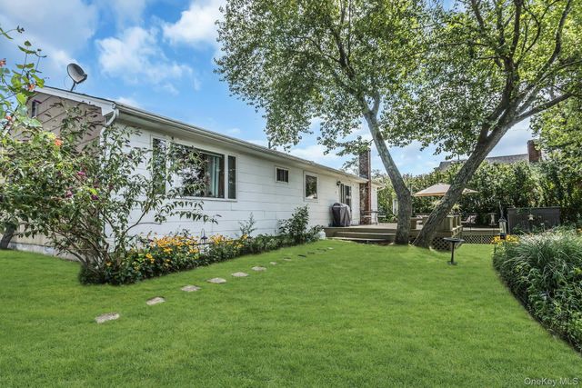 8 Baymens Court, Sayville, NY 11782