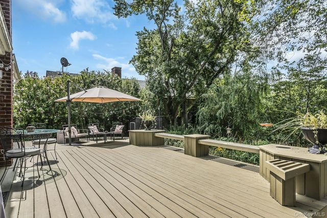 8 Baymens Court, Sayville, NY 11782