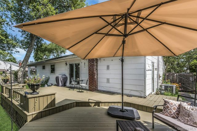 8 Baymens Court, Sayville, NY 11782