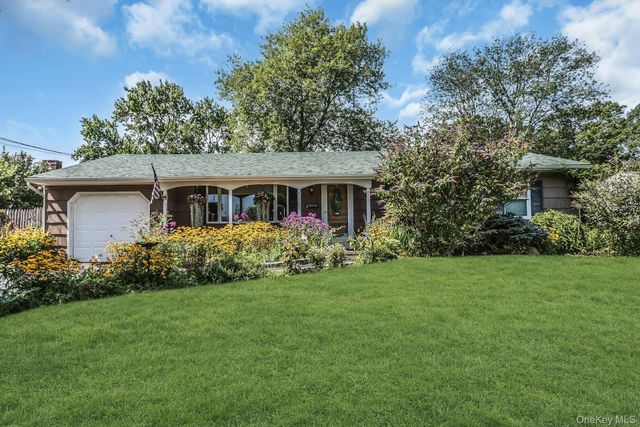 8 Baymens Court, Sayville, NY 11782