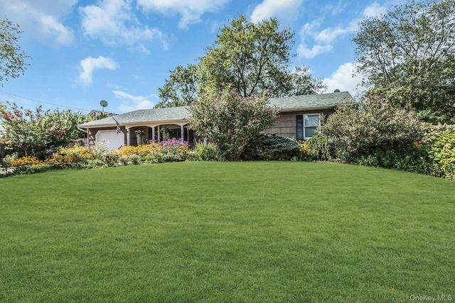 8 Baymens Court, Sayville, NY 11782
