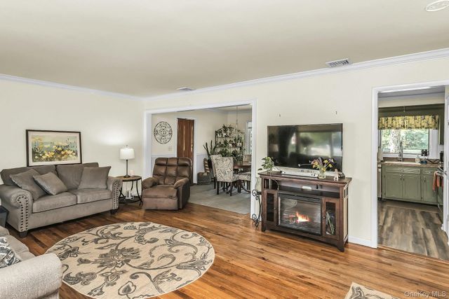 8 Baymens Court, Sayville, NY 11782