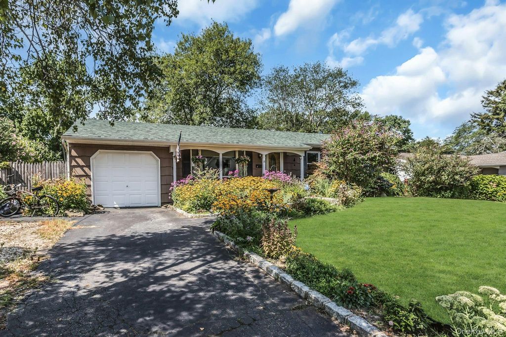 8 Baymens Court, Sayville, NY 11782