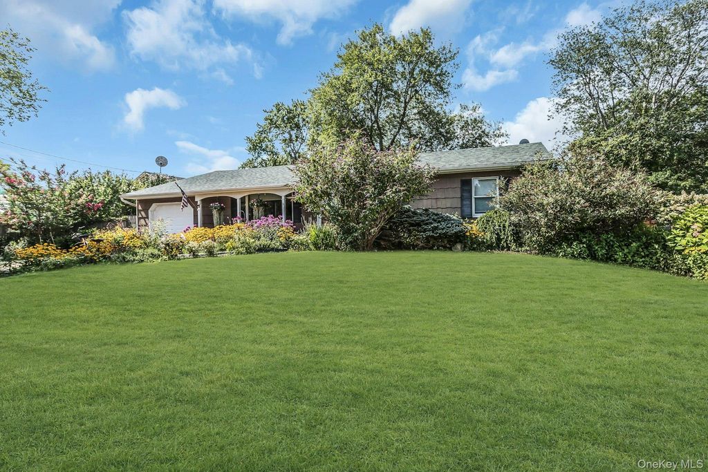 8 Baymens Court, Sayville, NY 11782 — photo 5