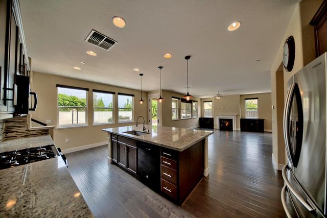 1329 Darrow Dr, Lathrop, CA 95330