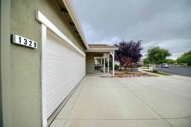 1329 Darrow Dr, Lathrop, CA 95330