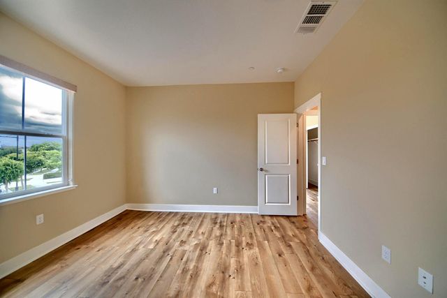 1329 Darrow Dr, Lathrop, CA 95330