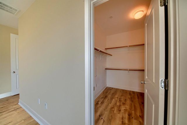 1329 Darrow Dr, Lathrop, CA 95330