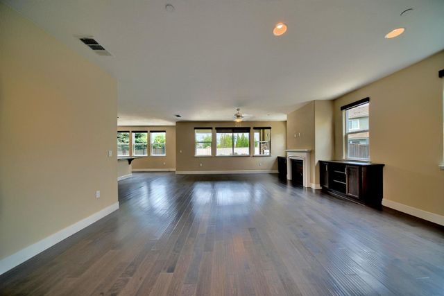 1329 Darrow Dr, Lathrop, CA 95330