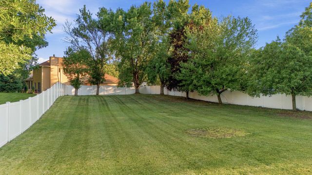 11205 72nd Avenue N, Maple Grove, MN 55369