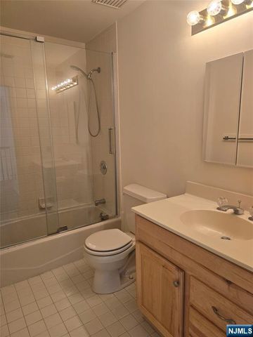 87 Lakeview Drive, Old Tappan, NJ 07675