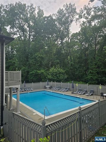 87 Lakeview Drive, Old Tappan, NJ 07675