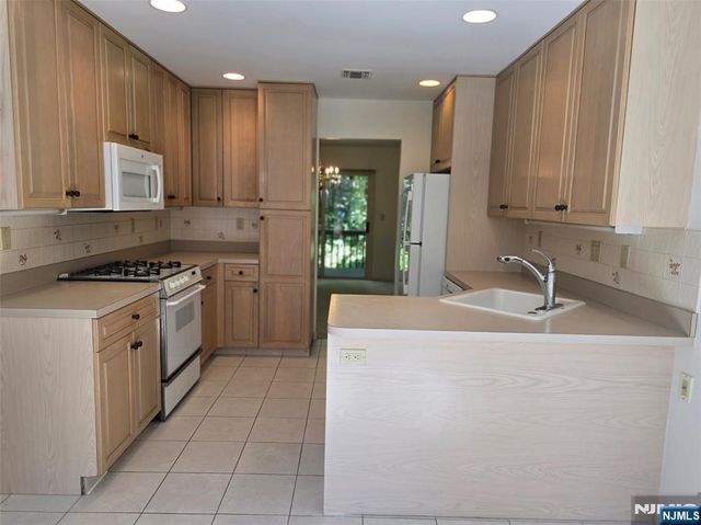 87 Lakeview Drive, Old Tappan, NJ 07675