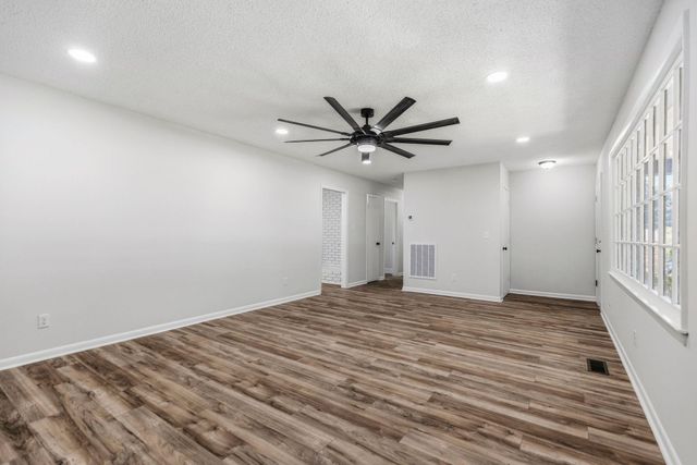 131 Ridgeway Rd, Spartanburg, SC 29301
