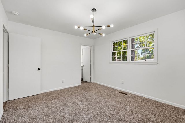 131 Ridgeway Rd, Spartanburg, SC 29301