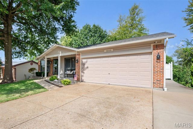 12115 Josephine Marie Drive, Maryland Heights, MO 63043