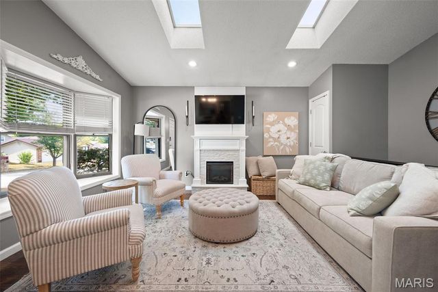 12115 Josephine Marie Drive, Maryland Heights, MO 63043