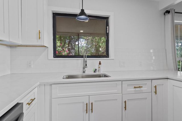 25413 Pedernales Point DR, Spicewood, TX 78669