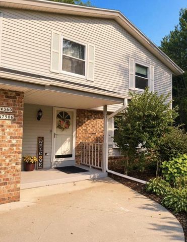 W360N7506 Thomas DRIVE, Oconomowoc, WI 53066