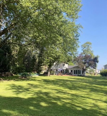 W360N7506 Thomas DRIVE, Oconomowoc, WI 53066