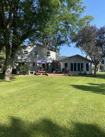 W360N7506 Thomas DRIVE, Oconomowoc, WI 53066