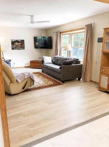 W360N7506 Thomas DRIVE, Oconomowoc, WI 53066