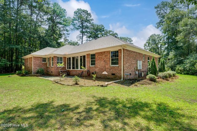 110 Camellia Court, Wallace, NC 28466
