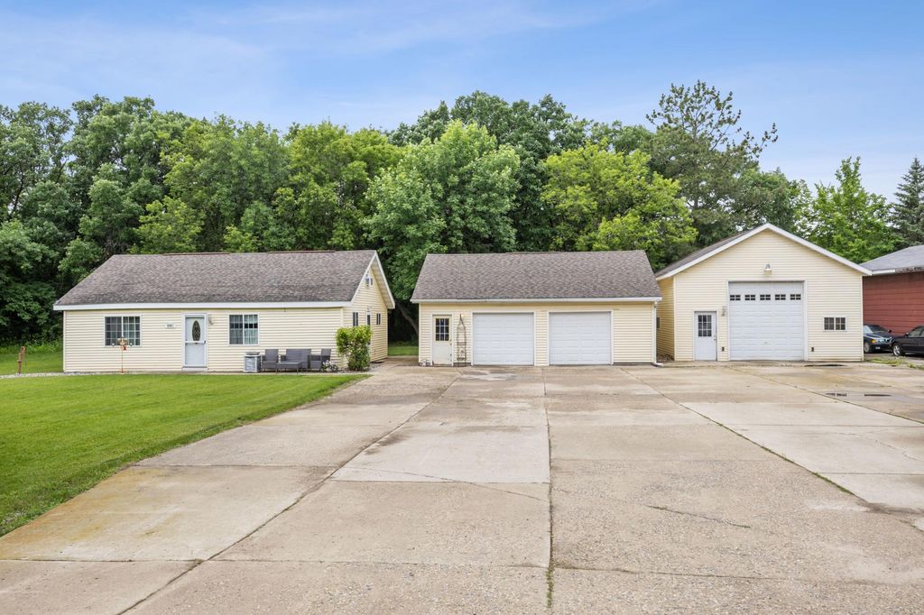 6801 1st Street N, Moorhead, MN 56560