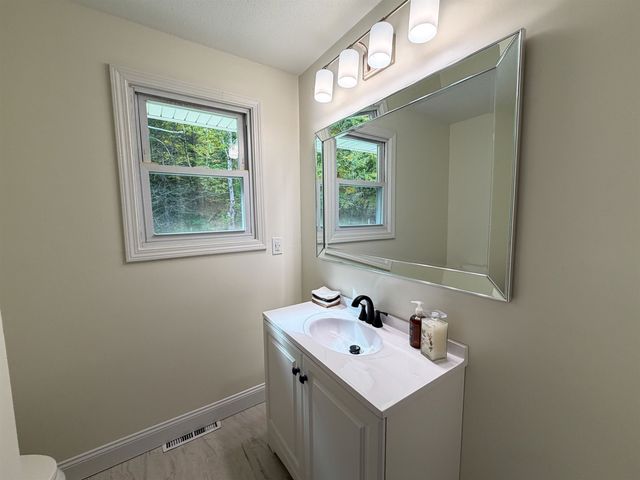 17 Bear Hill Road, Newton, NH 03858