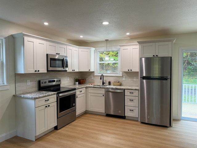 17 Bear Hill Road, Newton, NH 03858