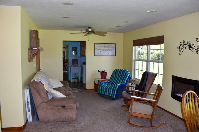 10164 Bloomfield North Road, Gentry, AR 72734