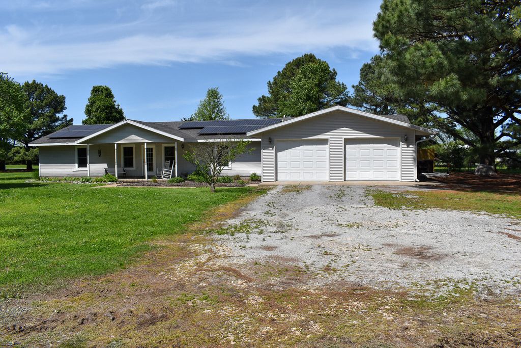 10164 Bloomfield North Road, Gentry, AR 72734