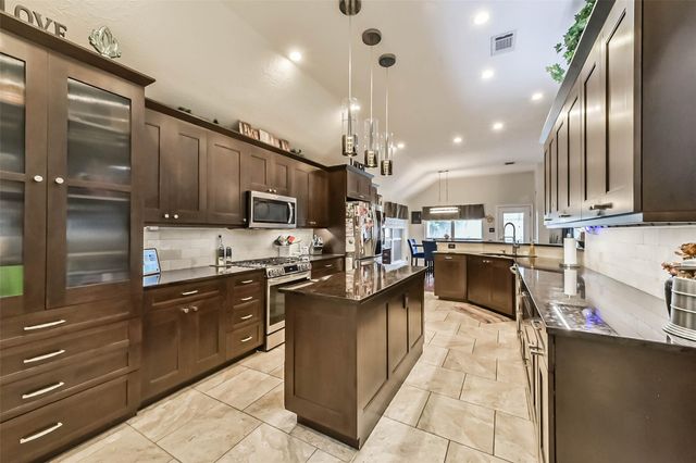 210 Jamie Court, La Porte, TX 77571