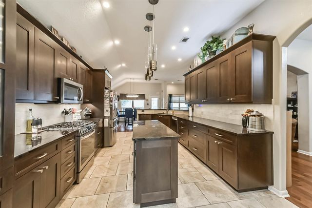 210 Jamie Court, La Porte, TX 77571