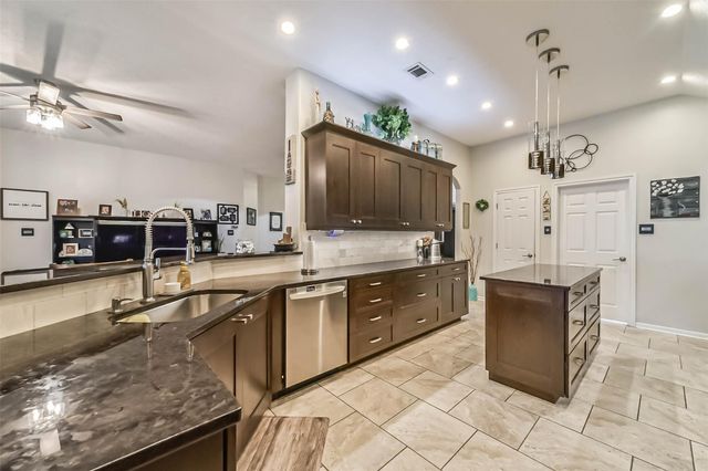 210 Jamie Court, La Porte, TX 77571