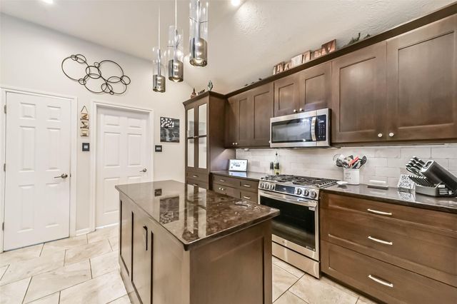 210 Jamie Court, La Porte, TX 77571