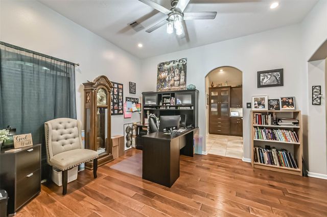 210 Jamie Court, La Porte, TX 77571