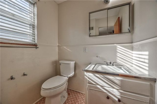 7625 Baltimore Avenue, Kansas City, MO 64114