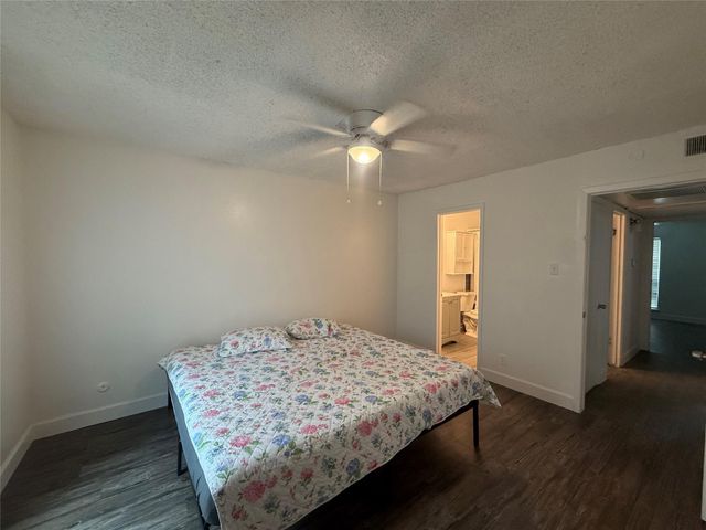 707 S 2nd Street, La Porte, TX 77571